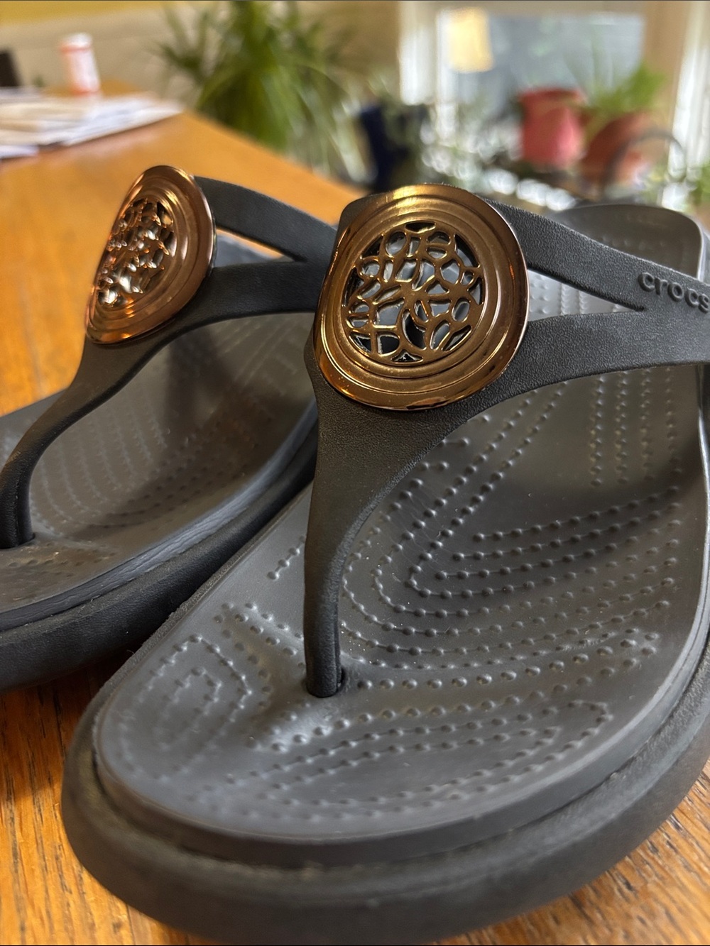 CROCS Sanrah Embellished Hammered Circle Wedge Flip Flop Sandals Black Gold 8 - Picture 13 of 13